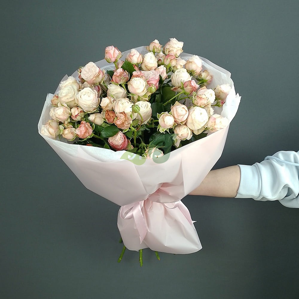 Букет из розовых кустовых розз в Новокузнецке